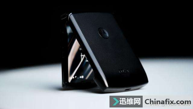數碼界的(de)“輪回”定律?摩托羅拉Razr翻蓋折疊手機發布