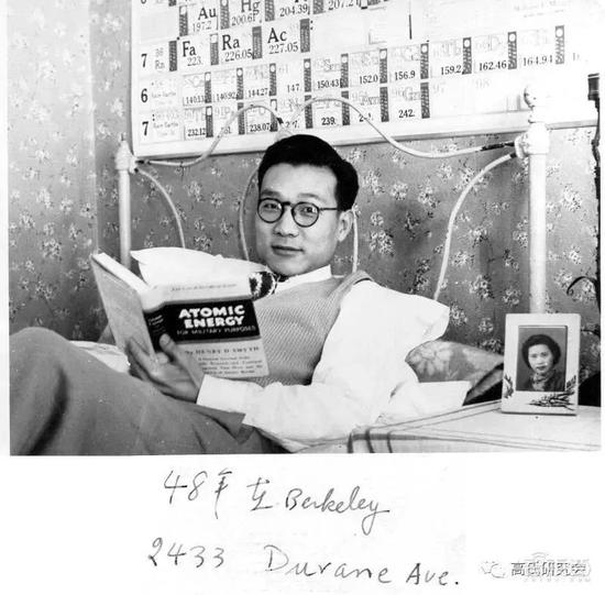 ▲1948年,高(gāo)鼎三在伯克利寓所,桌上是妻子的(de)照(zhào)片(圖源:高(gāo)氏研究會)