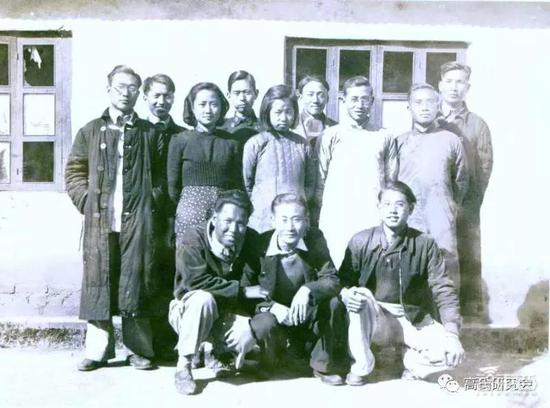 ▲西南(nán)聯大(dà)物(wù)理(lǐ)系1941屆全班合影(yǐng),左一爲高(gāo)鼎三(圖源:高(gāo)氏研究會)