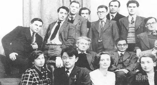 ▲上世紀40年代,20世紀40年代,黃(huáng)昆在英國利物(wù)浦大(dà)學做(zuò)博士後時(shí)與同事們合影(yǐng)